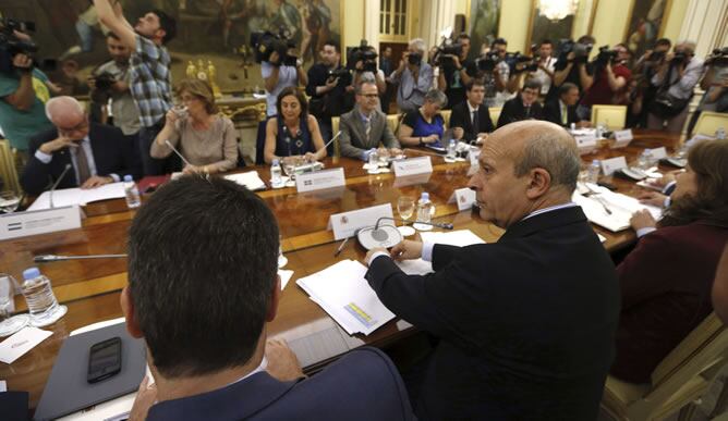 El ministro de Educación, Cultura y Deportes, José Ignacio Wert (d), durante la reunión de la Conferencia Sectorial de Educación en la que se tratarán aspectos de la puesta en marcha de la reforma educativa, hoy en la sede del Ministerio en Madrid.