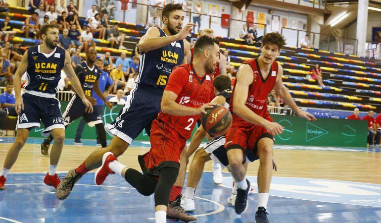 Popovic (2) y Chema González durante el amistoso ante UCAM Murcia disputado en Guadalajara.