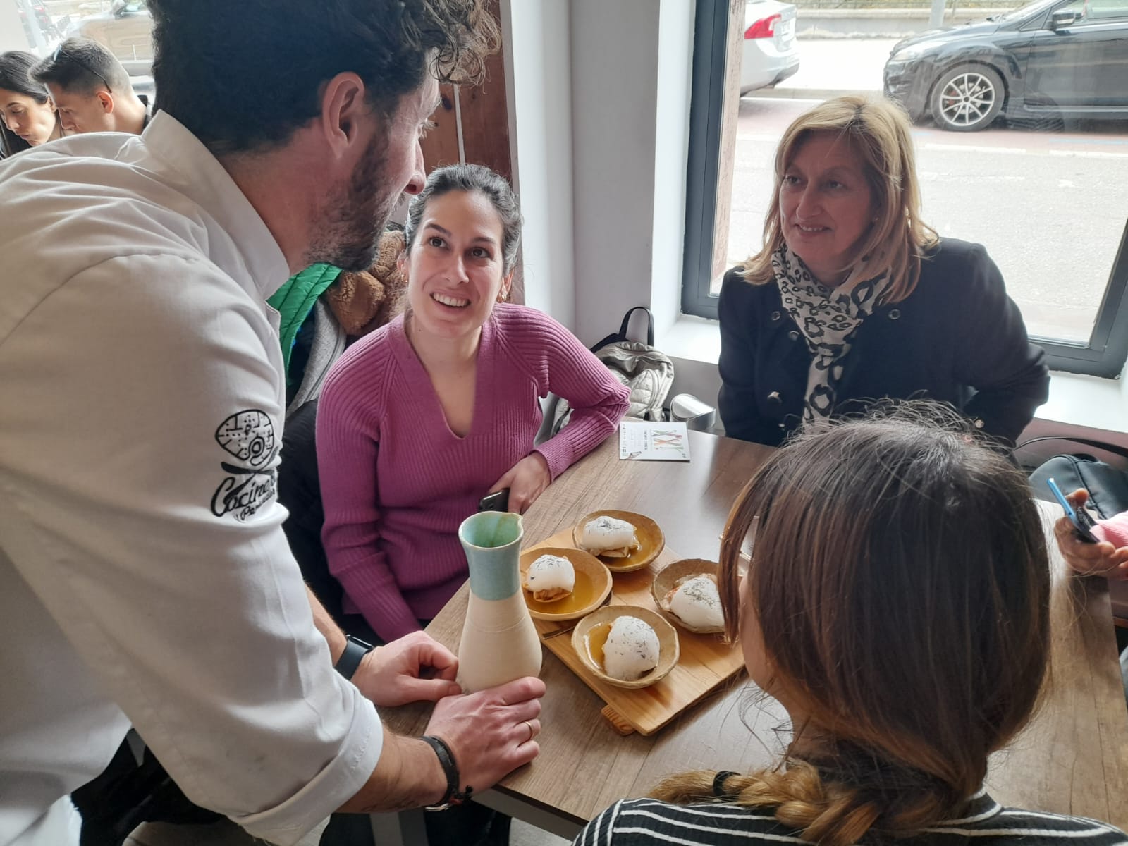 El chef David Izquierdo sirve una de sus célebres tapas en imagen de archivo