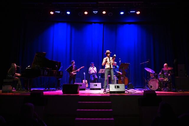 Concierto Agitado y mezclado que se celebraba en Barbastro con Benjamín Prado y Rebeca Jiménez han fusionado música y poesía. Foto Ayuntamiento de Barbastro