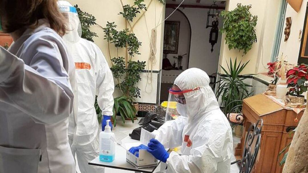Sanitarios recogen muestras en una residencia de Carmona