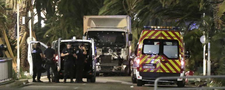 Policías permanecen junto al camión que arremetió contra una multitud que presenciaba los fuegos artificiales de la Fiesta Nacional del 14 de julio en Niza.