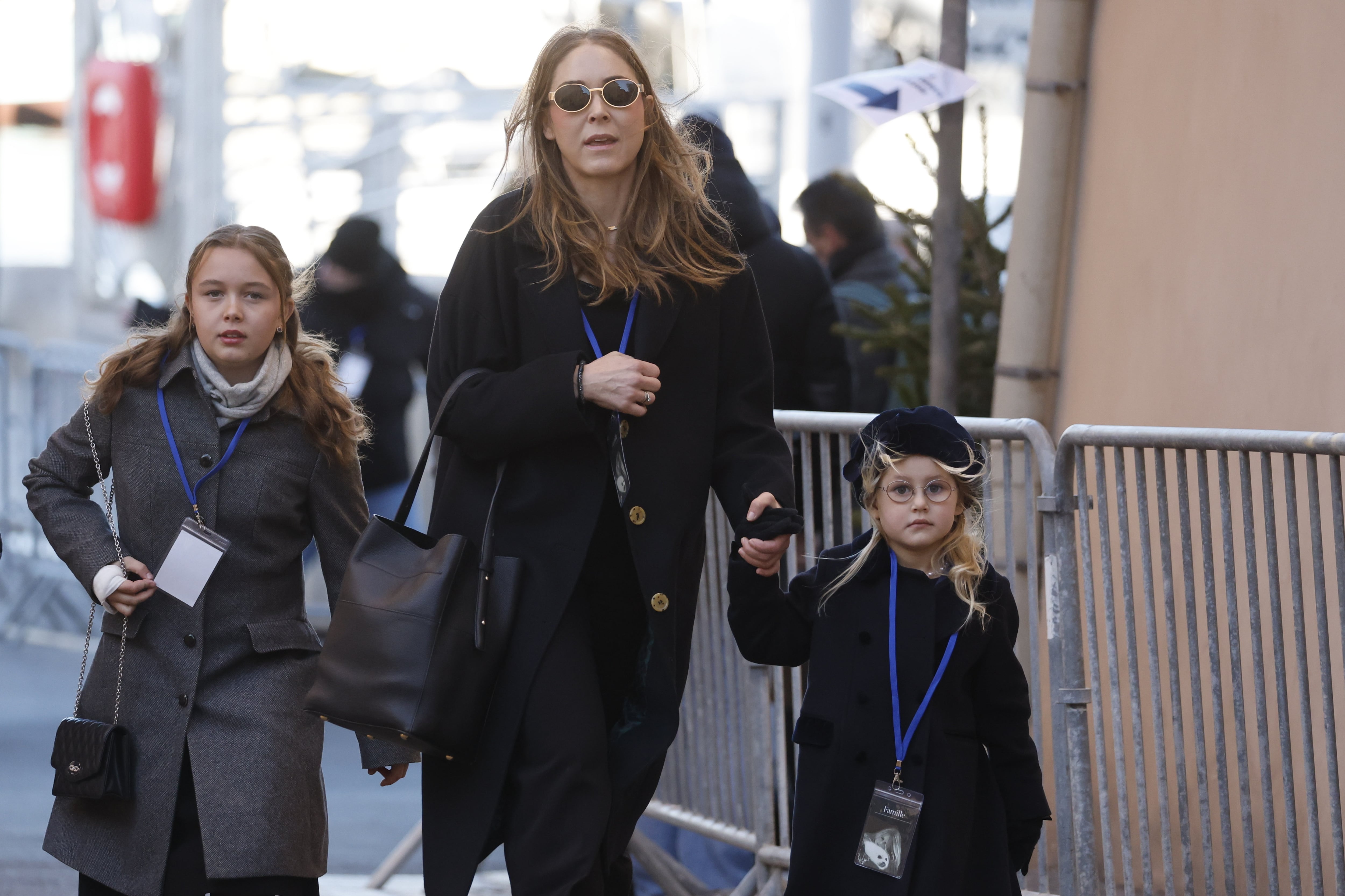 Thea Charrier, nieta de Brigitte Bardot, a su llegada al funeral con sus hijos