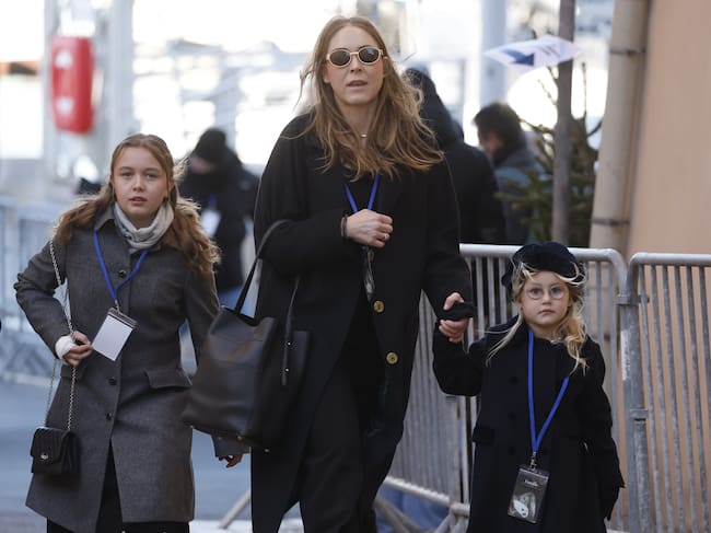 Thea Charrier, nieta de Brigitte Bardot, a su llegada al funeral con sus hijos