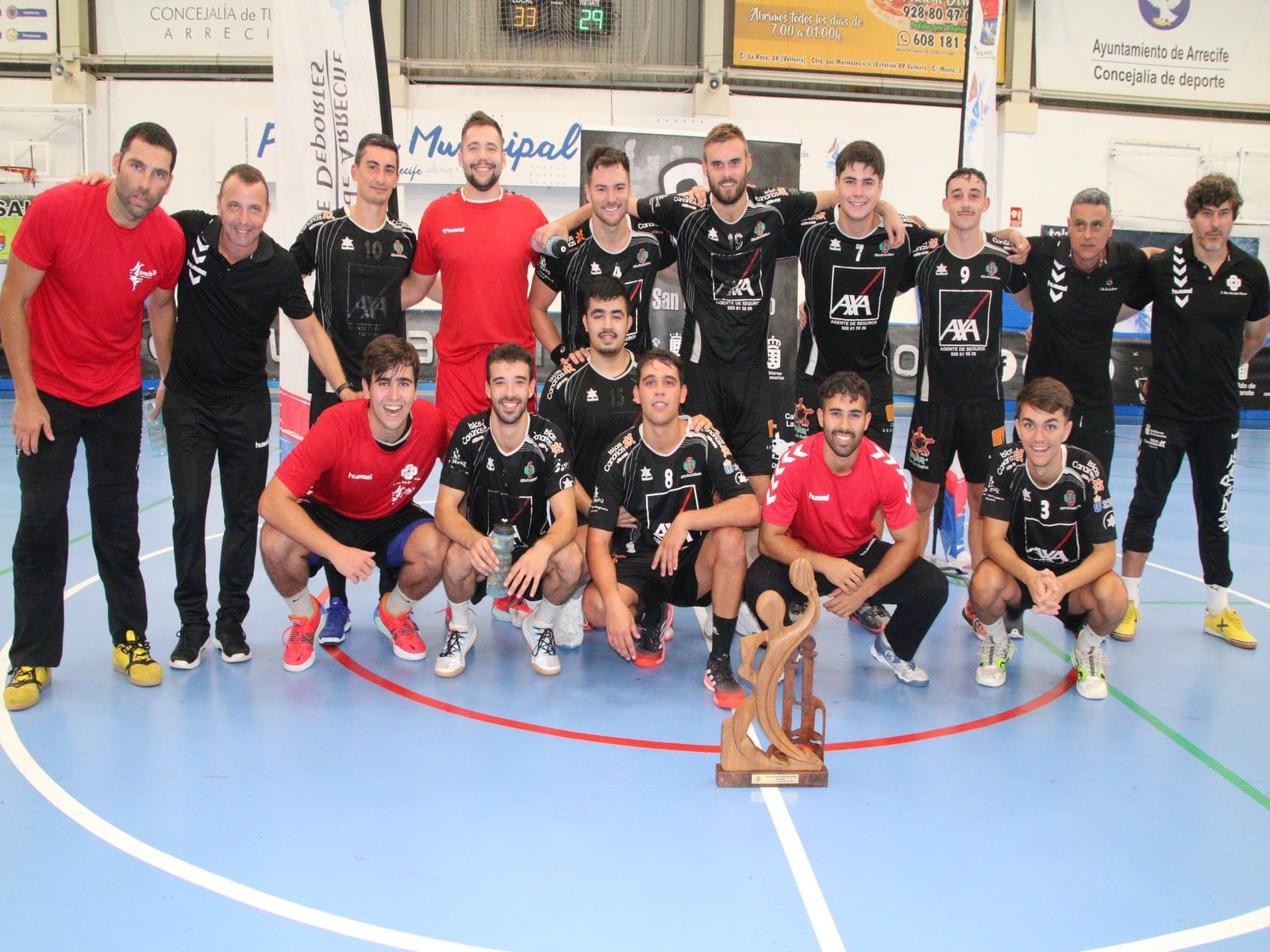 Los lanzaroteños con el trofeo de campeones.