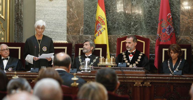 El Rey Felipe VI, junto al presidente del Tribunal Supremo y del Consejo General del Poder Judicial, Carlos Lesmes, y la ministra de Justicia, Dolores Delgado, durante el discurso de la fiscal general del Estado, María José Segarra