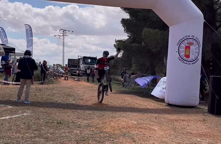 Iván Ruiz, el biker pedroñero, se corona en la XCO Quintanar del Rey
