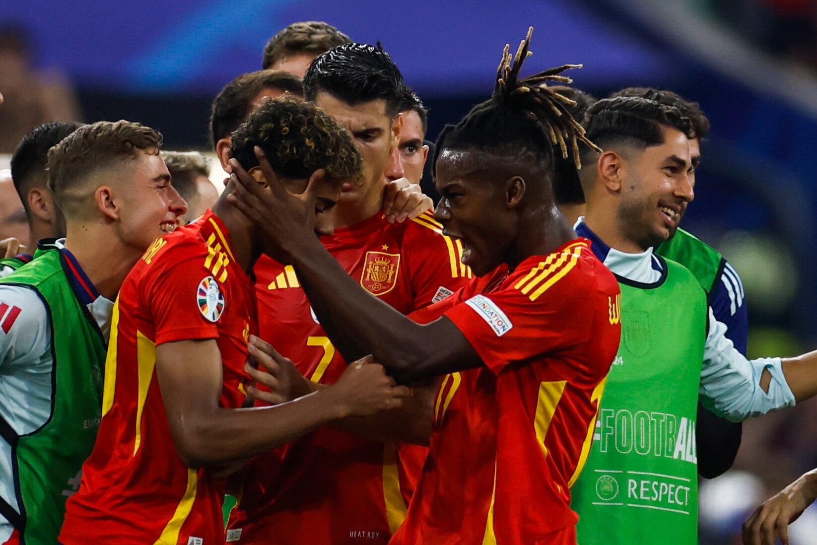 MÚNICH (ALEMANIA), 09/07/2024.- El delantero de la selección española Nico Williams (2-d) felicita a Lamine Yamal (2-i) tras marcar el primer gol ante Francia, durante el partido de semifinales de la Eurocopa de fútbol que España y Francia disputan este martes en Múnich. EFE/Alberto Estévez
