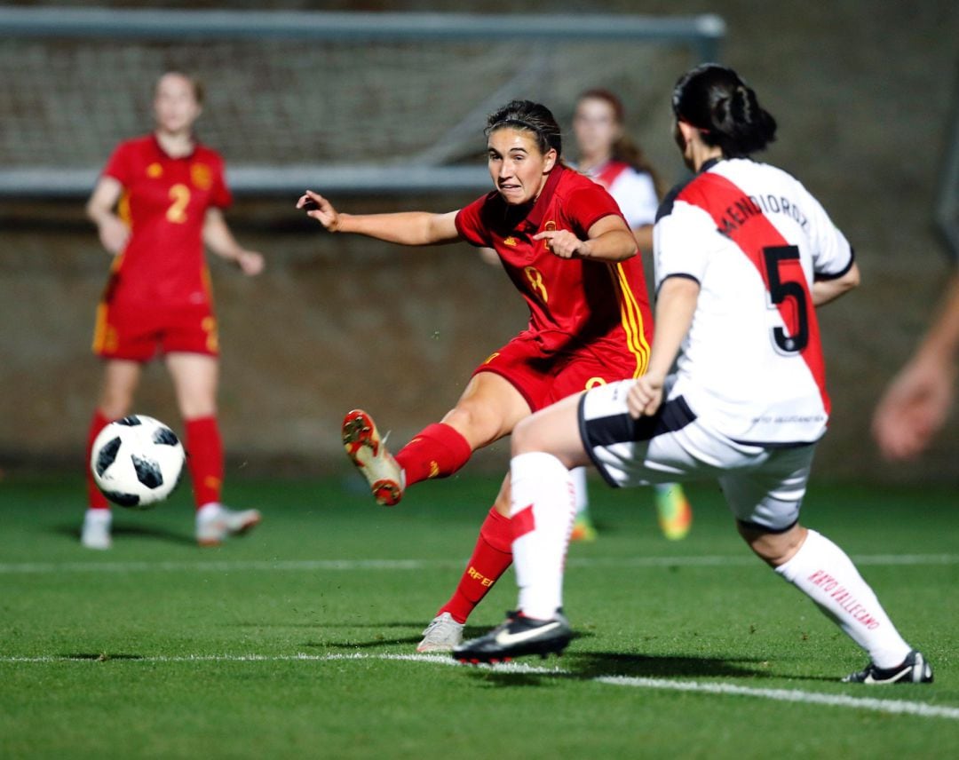 La jugadora de la selección española de fútbol femenino Mariona Caldentey con el balón ante la jugadora del Rayo Vallecano Amaia Mendioroz durante un partido amistoso.