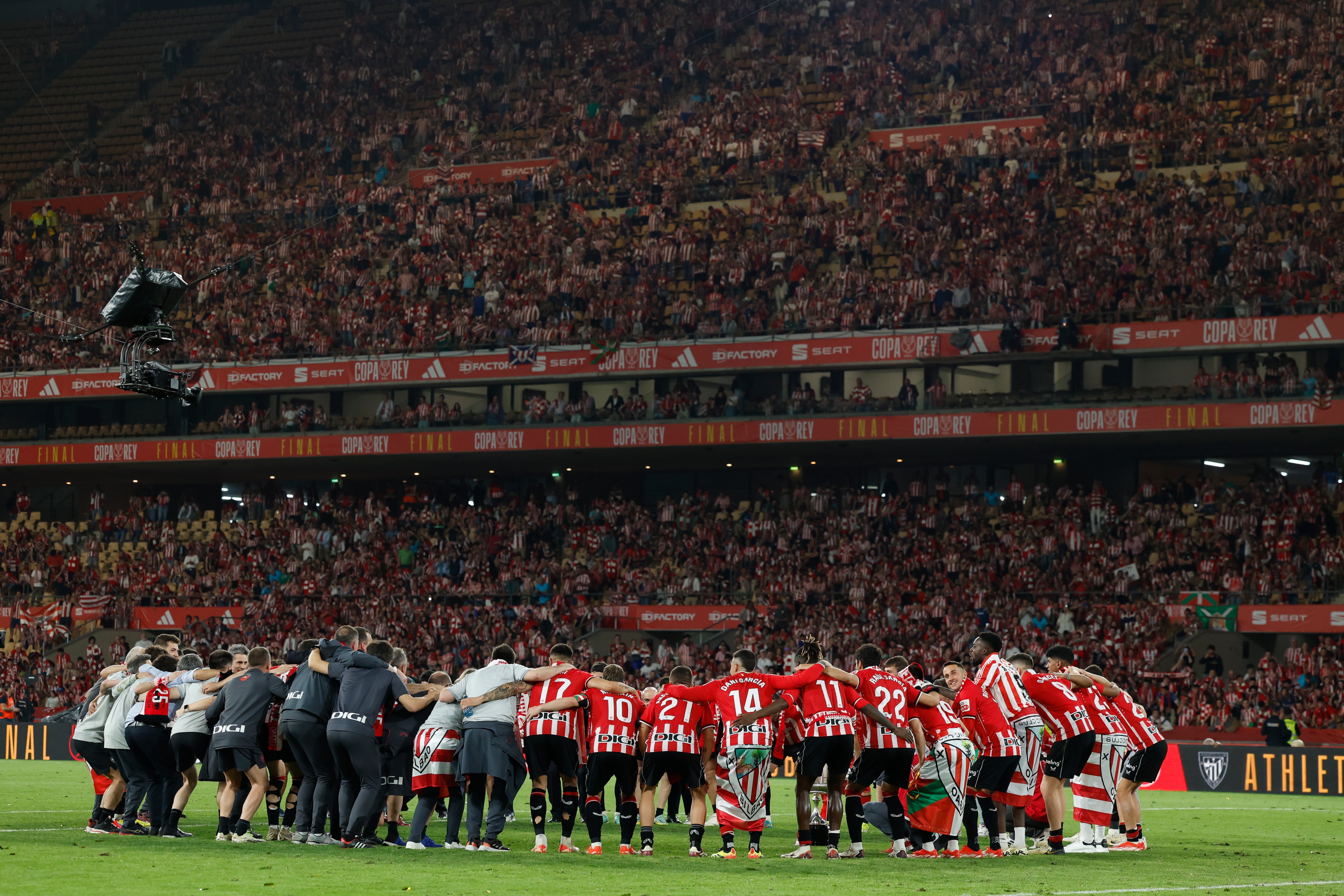 SEVILLA, 06/04/2024.- Los jugadores del Athletic celebran tras la final de la Copa del Rey que han disputado hoy sábado ante el Mallorca en el estadio La Cartuja, en Sevilla. EFE/Julio Muñoz.
