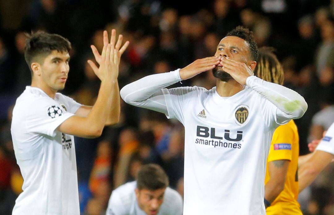 Soccer Football - Champions League - Group Stage - Group H - Valencia v Young Boys - Mestalla, Valencia, Spain - November 7, 2018  Valencia&#039;s Francis Coquelin salutes their fans after the match   REUTERS, Heino Kalis