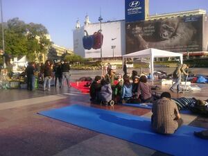 Els concentrats tornen a formar les rotllanes de debat, mentre alguns encara dormen.