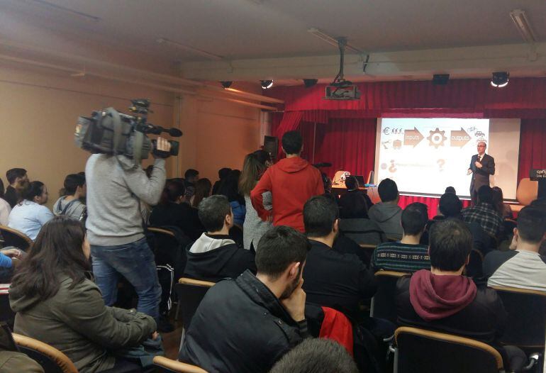 Un momento de la conferencia en Los Enlaces