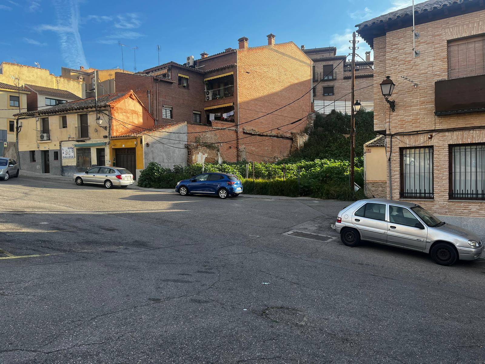 Imagen del cruce desde la Calle Espino, quedando la confluencia de las Calles Río Llano y Honda a la derecha de la imagen