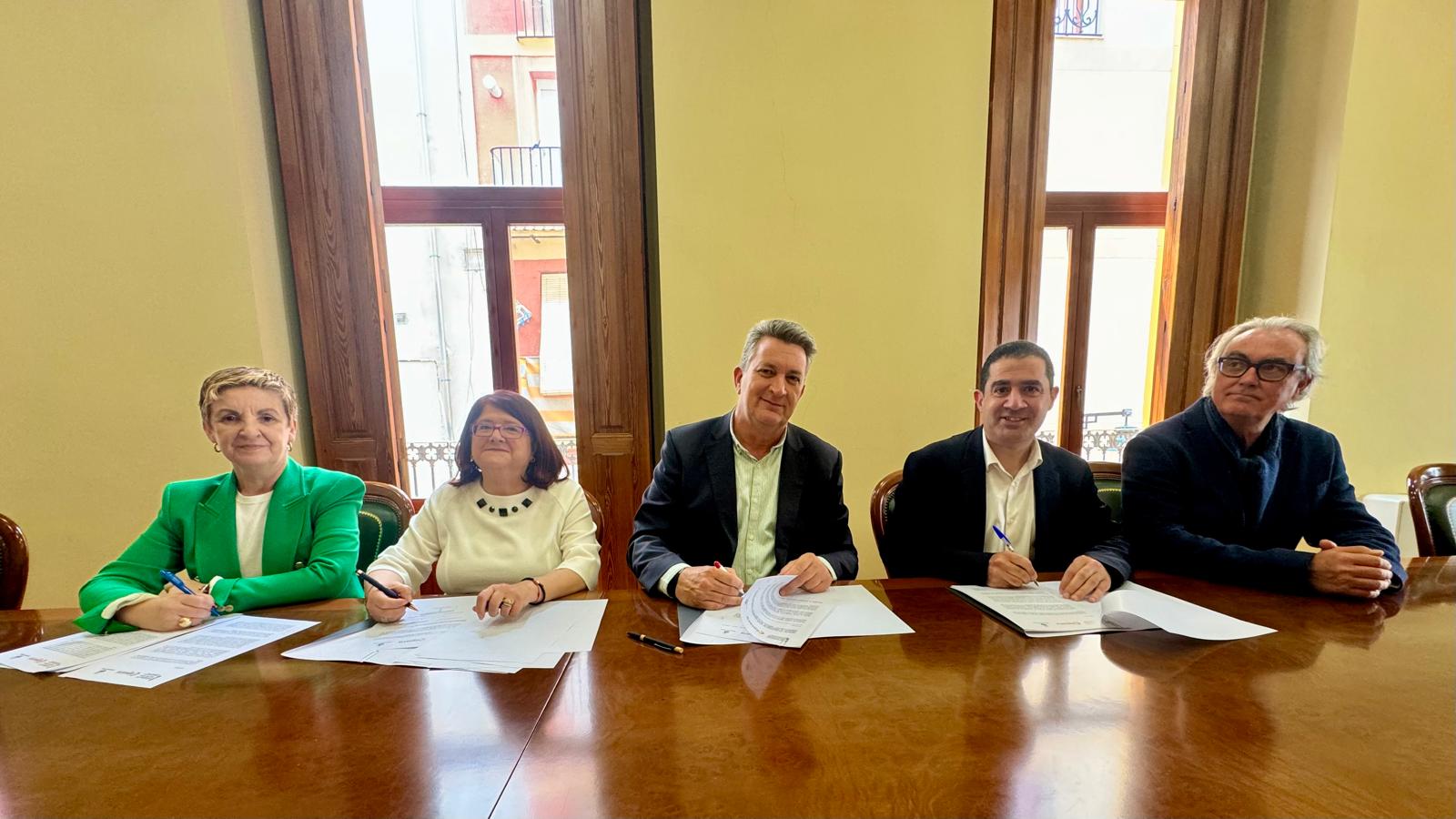 Marián Cano, conselleria de Industria; Lucía Pascual, presidenta de la Cámara de Comercio de Alcoy; Vicente Martínez Mus, conseller de Medio Ambiente, Infraestructuras y Territorio y Antonio Francés, alcalde de Alcoy, en la firma del protocolo para el desarrollo del parque empresarial Alcoy Sur.