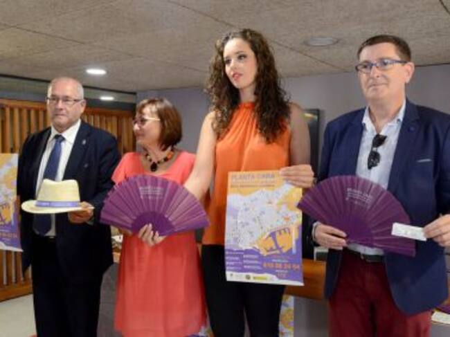 La edil de Igualdad, María Ángeles Goitia, junto con la Bellea del Foc 2019, Isabel Bartual, en la presentación de la campaña "Planta cara. Cero agresiones sexistas".