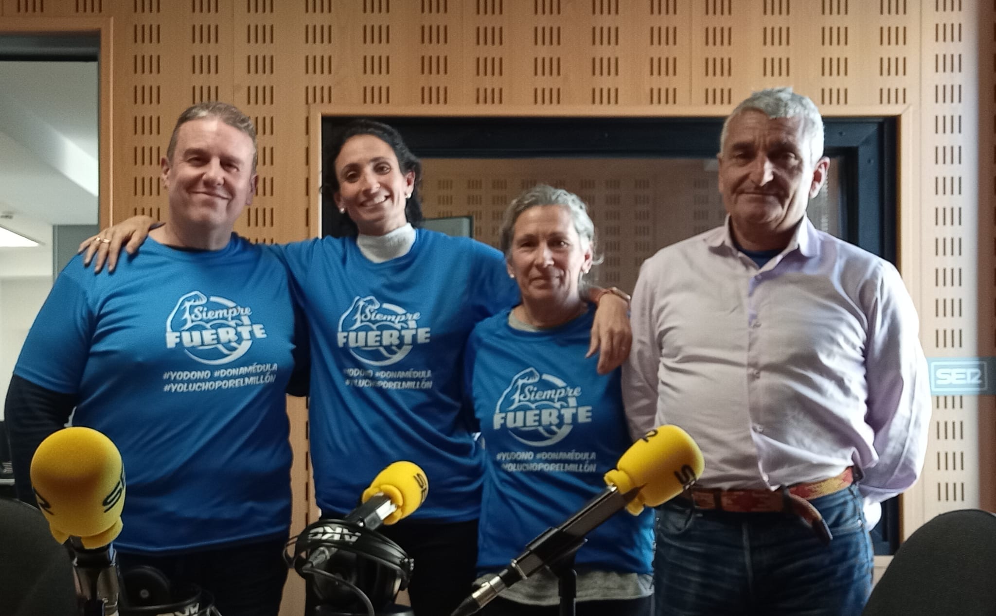 Kiara Grau, Ana Serra y Jesús Grau, junto a José Luis Vela, al que obsequiaron con la camiseta Siempre Fuerte, emblema de sus retos.