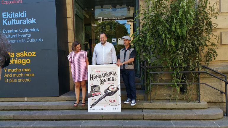 María Serrano, delegada de Turismo, Txomin Sagarzazu, alcalde de Hondarribia y Carlos Malles, director de Festival, en la presentación de la décimo tercera edición. 