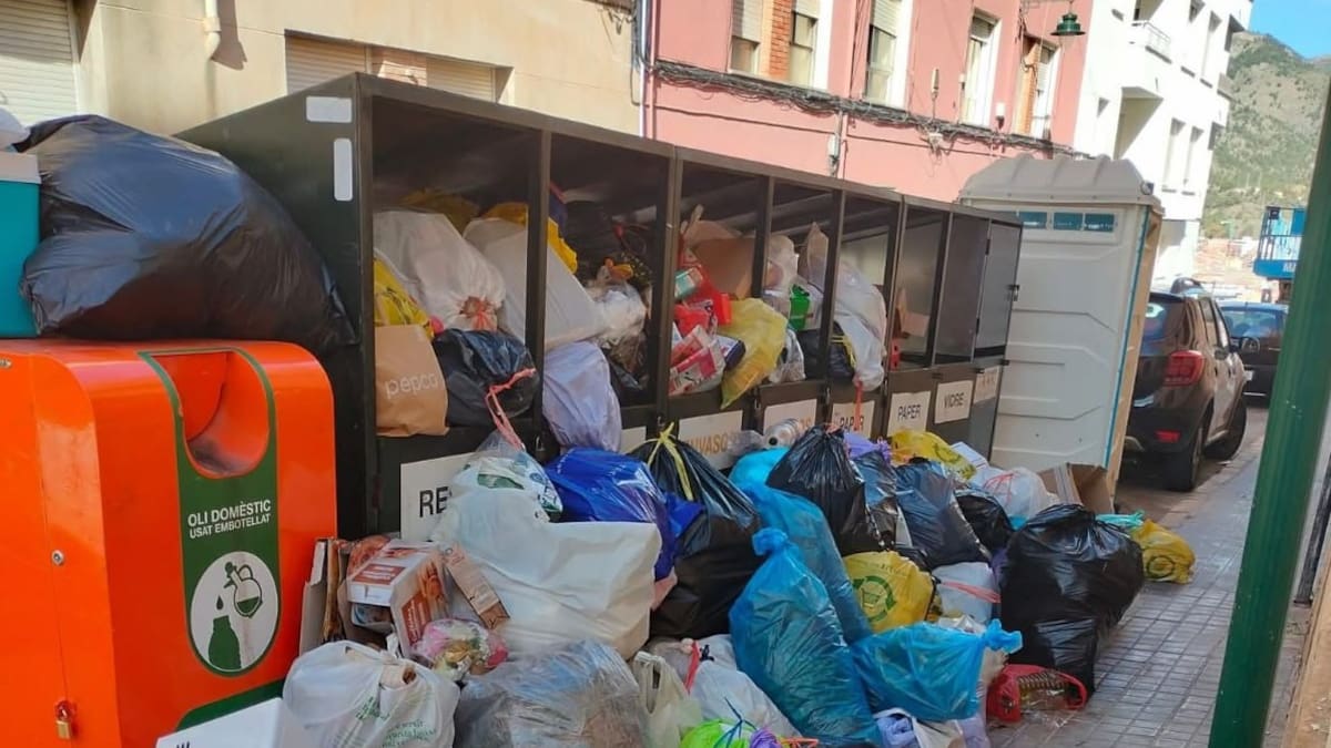 El PP denuncia contenedores desbordados y residuos en aceras de Alcoy