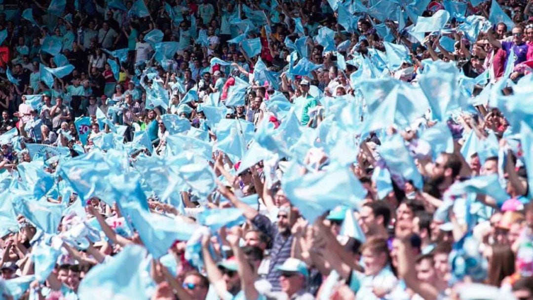 La afición animando al equipo desde las gradas