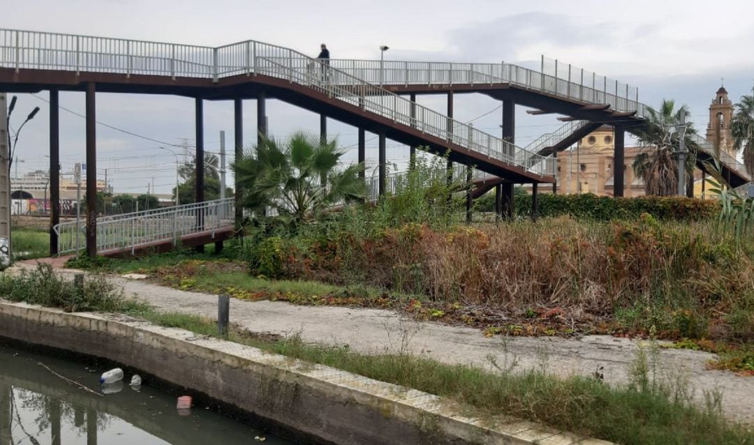 Los vecinos de La Punta, en València, denuncian el abandono de la pedanía por parte del Ayuntamiento de València. 