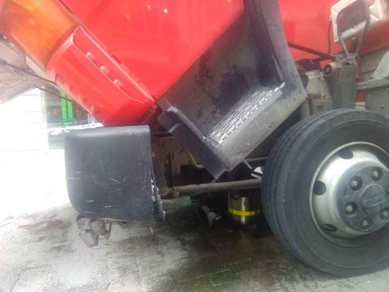 El bolardo móvil quedaba enganchado en los bajos de la cabina del camión