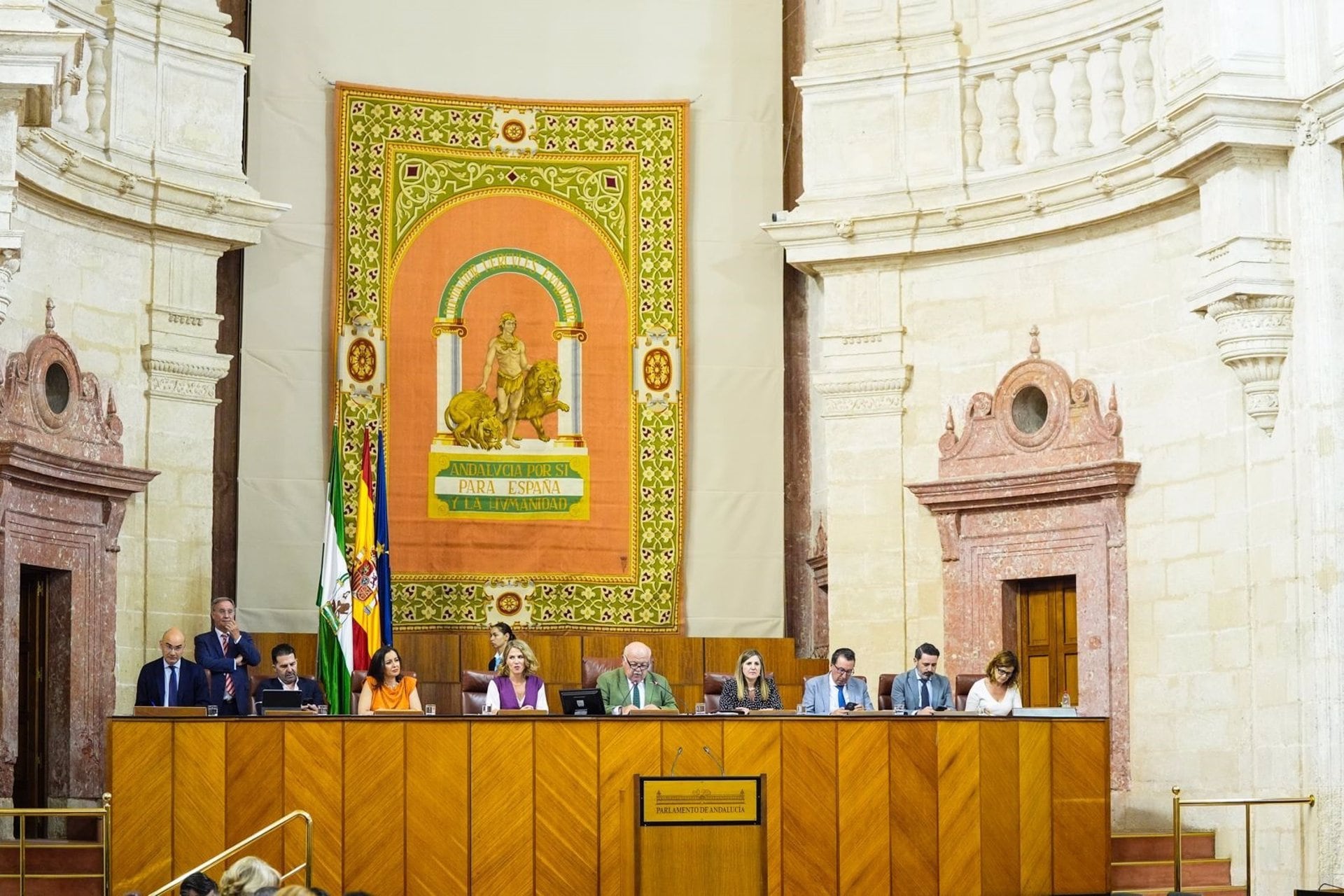 10/07/2024 Imagen de la Mesa del Parlamento de Andalucía durante la sesión plenaria..

El presidente del Parlamento andaluz, Jesús Aguirre (PP-A), ha suspendido durante cinco minutos la sesión plenaria que ha comenzado sobre las 14,00 horas de este miércoles, 10 de julio, tras una discusión que ha enfrentado al consejero de Turismo, Cultura y Deporte, Arturo Bernal --en ese momento con el uso de la palabra en la tribuna del salón de plenos--, con la portavoz del Grupo Socialista, Ángeles Férriz.

ESPAÑA EUROPA POLÍTICA ANDALUCÍA
JOAQUÍN CORCHERO/PARLAMENTO DE ANDALUCÍA
