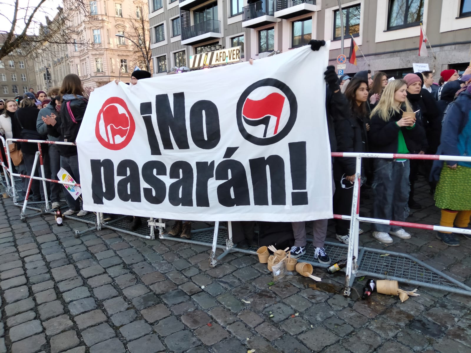 Pancarta en español en una manifestación antifascista en Berlín el día previo a las elecciones federales