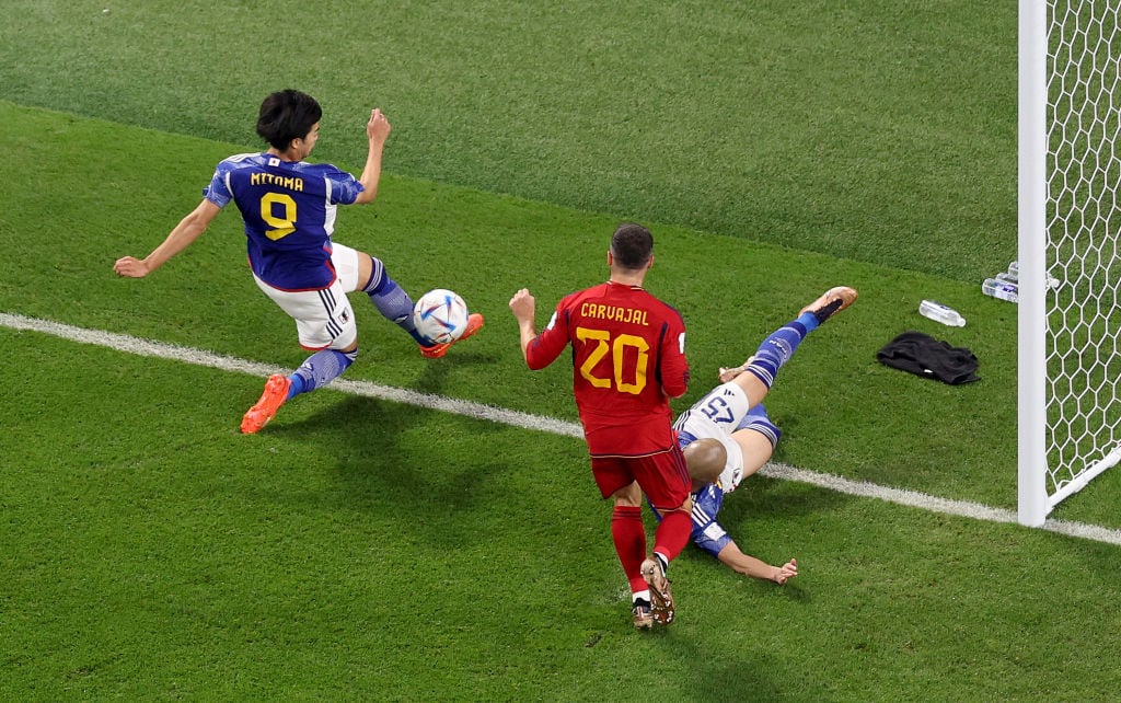 Una de las imágenes de la jugada polémica del segundo gol de Japón ante España. (Photo by Elsa/Getty Images)(Photo by Elsa/Getty Images)