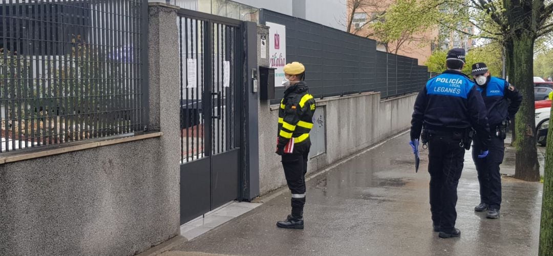 Unidades de la UME y de la policía local leganense ante las puertas de la residencia Vitalia, una de las más afectadas del municipio