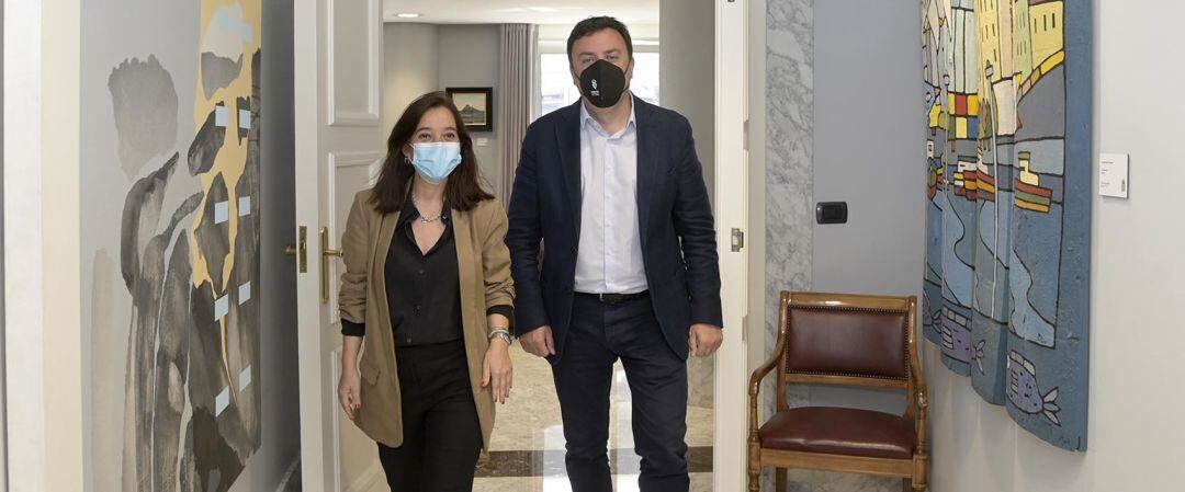 La alcaldesa de A Coruña, Inés Rey, y el presidente de la Diputación coruñesa, Valentín González Formoso, en la institución provincial con motivo de la firma de un convenio de colaboración