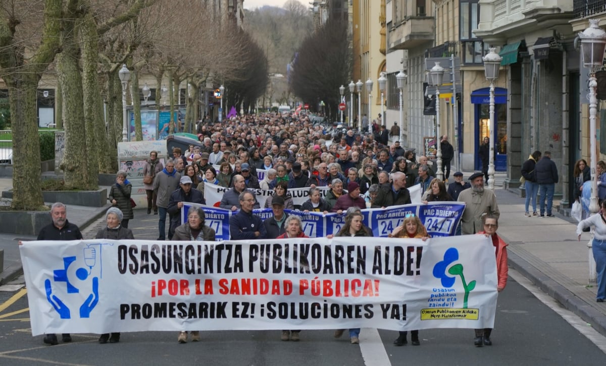 Miles de ciudadanos recorren las calles del centro donostiarra reclamando una sanidad pública en condiciones