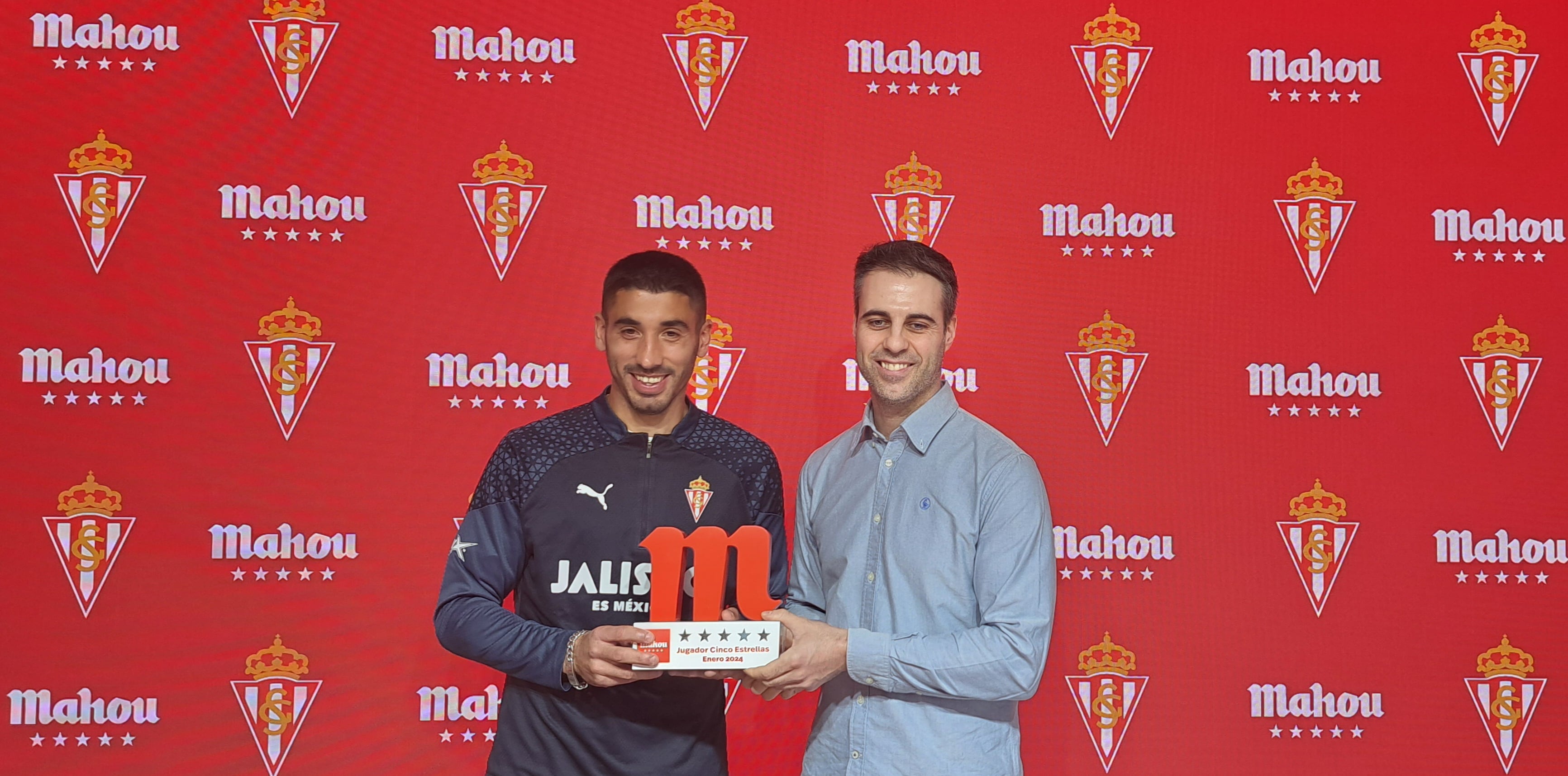 Cote recoge el trofeo Jugador Cinco Estrellas del mes de enero.