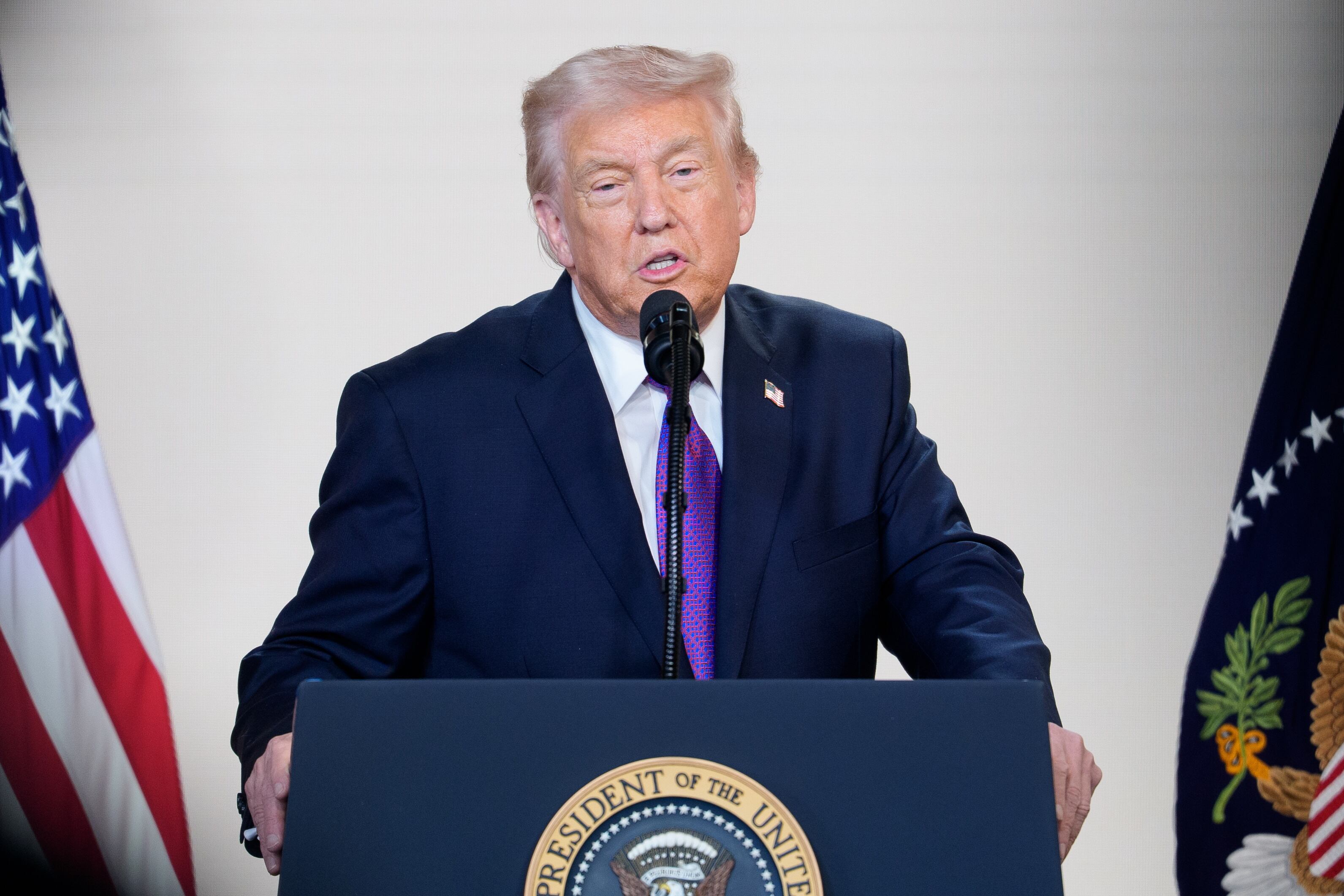 El presidente de los Estados Unidos, Donald J. Trump, habla durante un evento para presentar «TrumpRx» en el Auditorio South Court del Edificio Ejecutivo Eisenhower, el 5 de febrero de 2026.