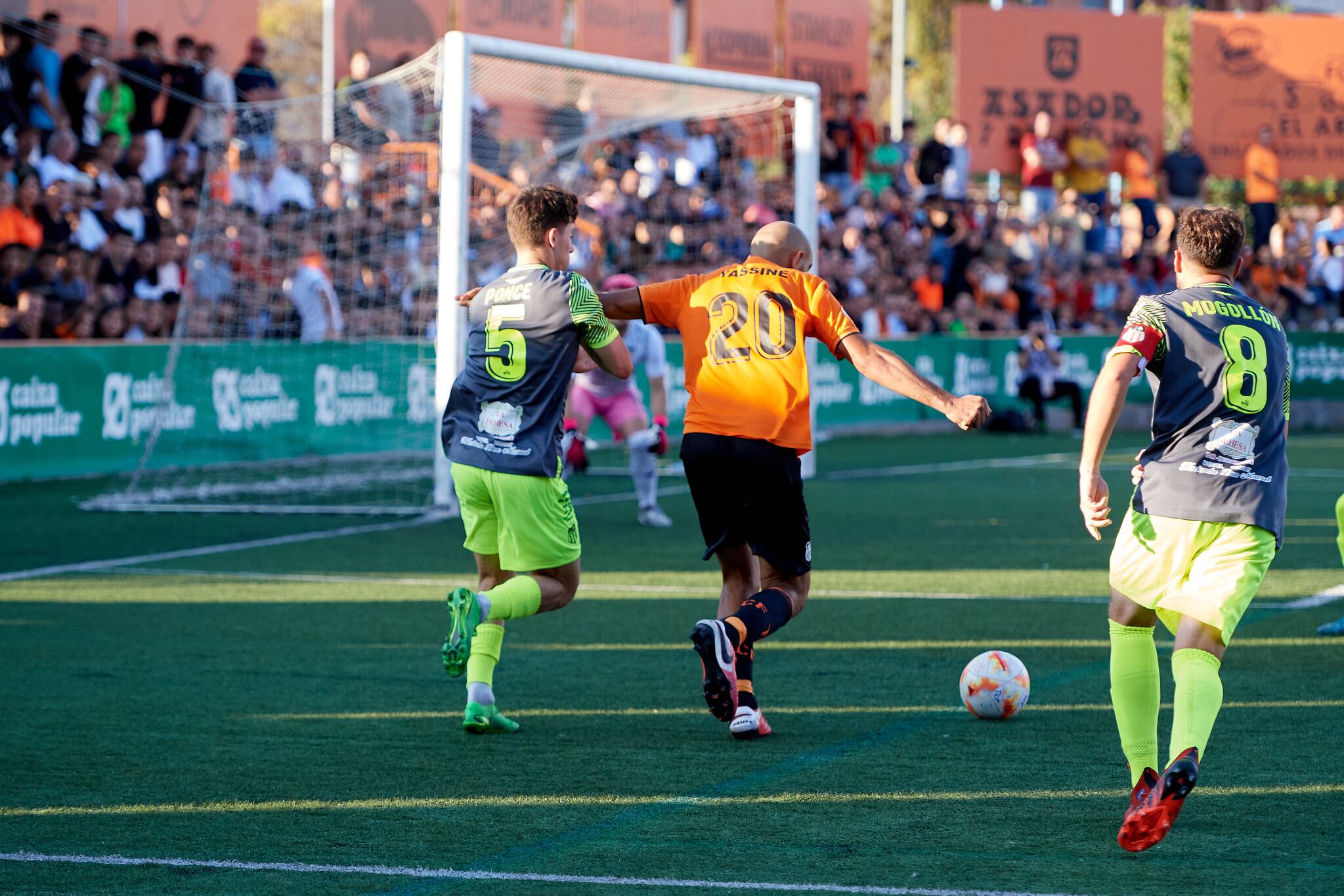 Yassine Kharbouch fent jugada del gol de Zarzo que confirmava l'ascens del Torrent //Foto: Torrent CF