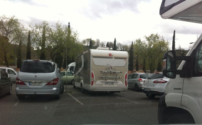 Una autocaravana ocupando cuatro plazas de aparcamiento en el parking de Safont.