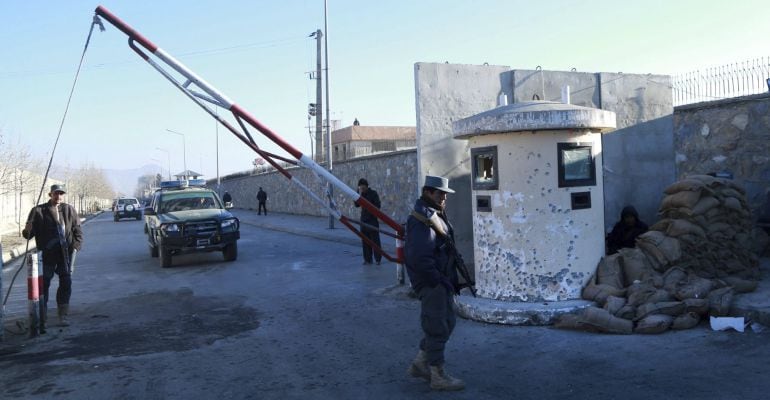 Policías montan guardia a las puertas del Parlamento en Kabul (Afganistán).