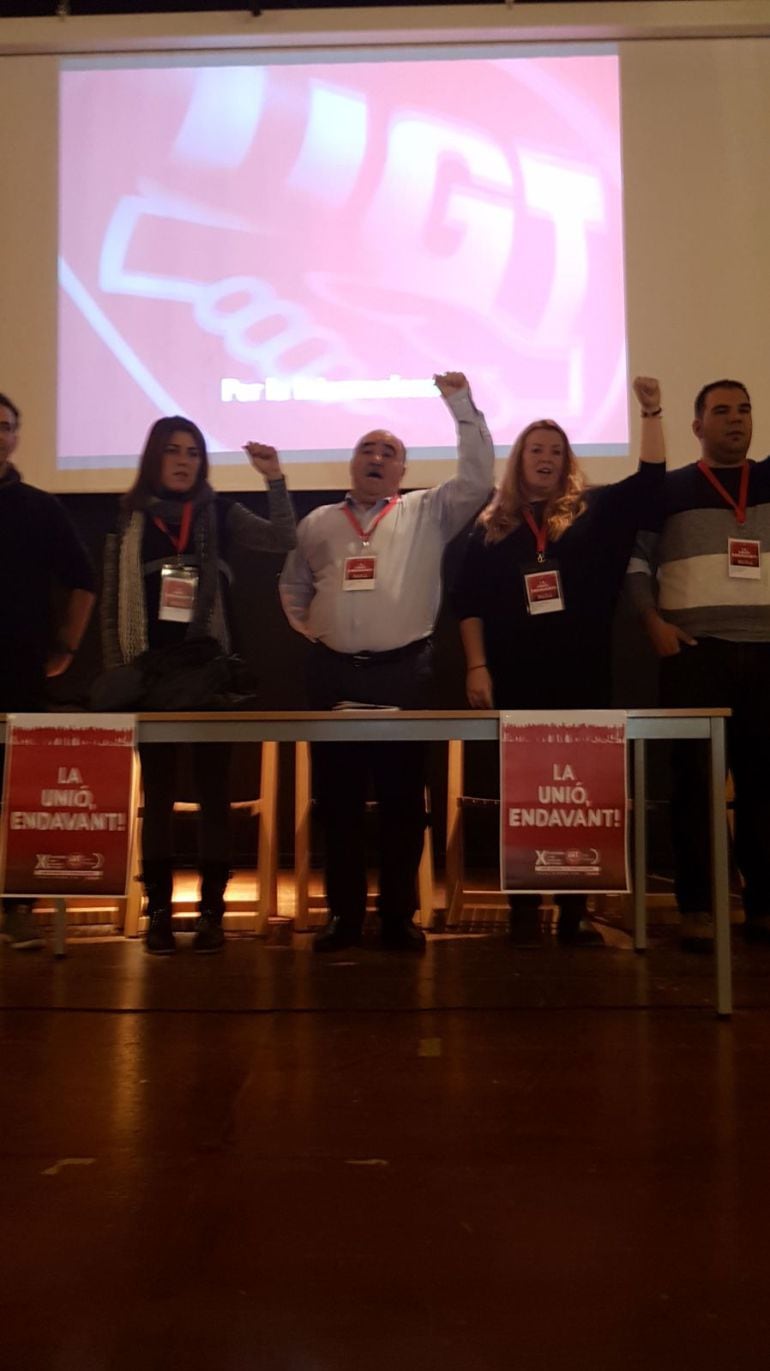 La nueva dirección cantando La Internacional