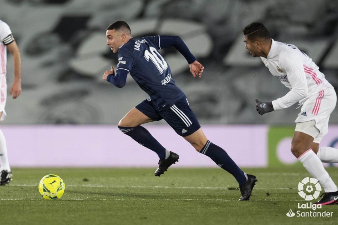 Iago Aspas conduce el balón bajo la vigilancia de Casemiro.