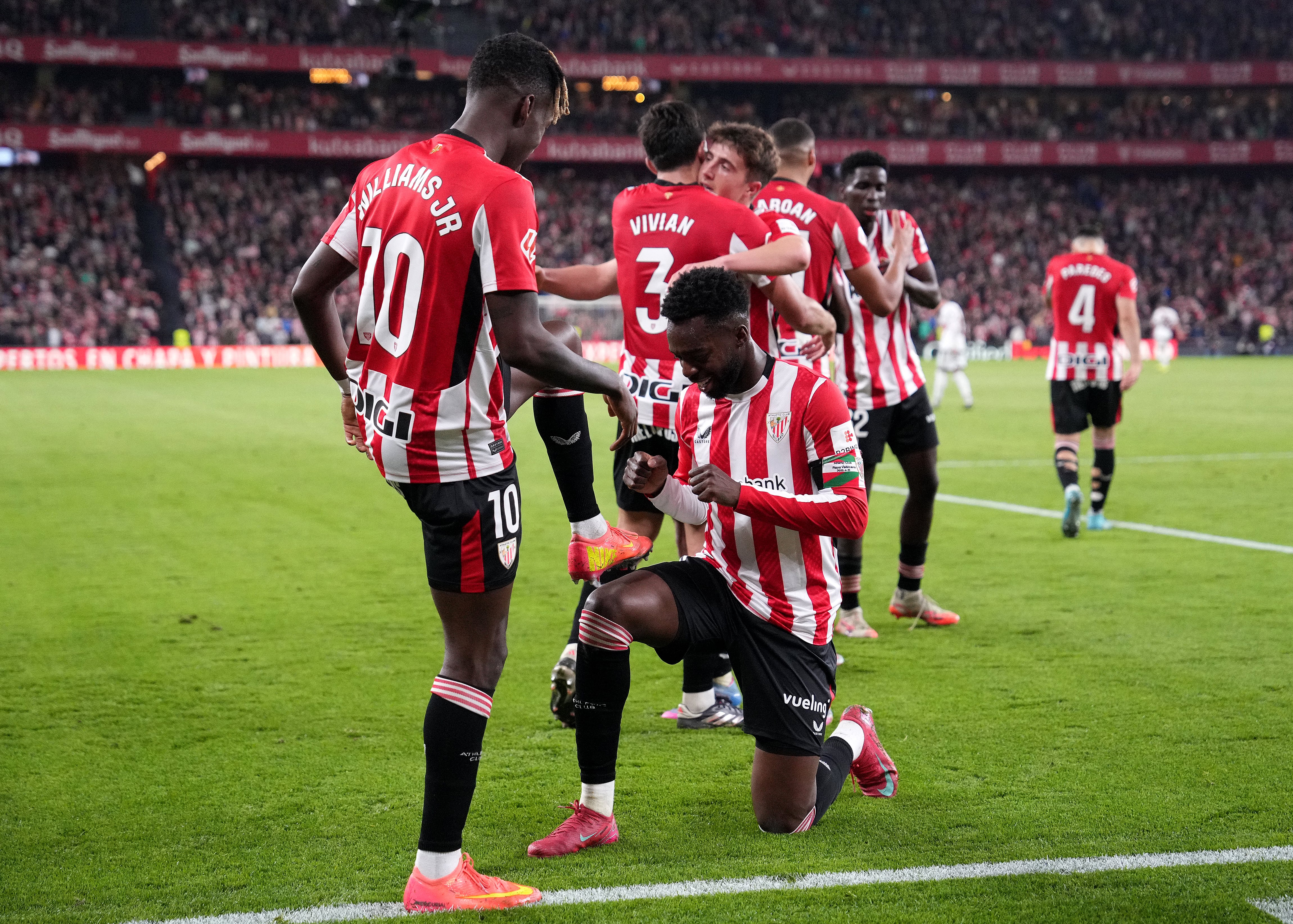 Iñaki Williams celebra junto a su hermano Nico el gol de este ante el Rayo Vallecano, que puso el 2-1 en el Marcador