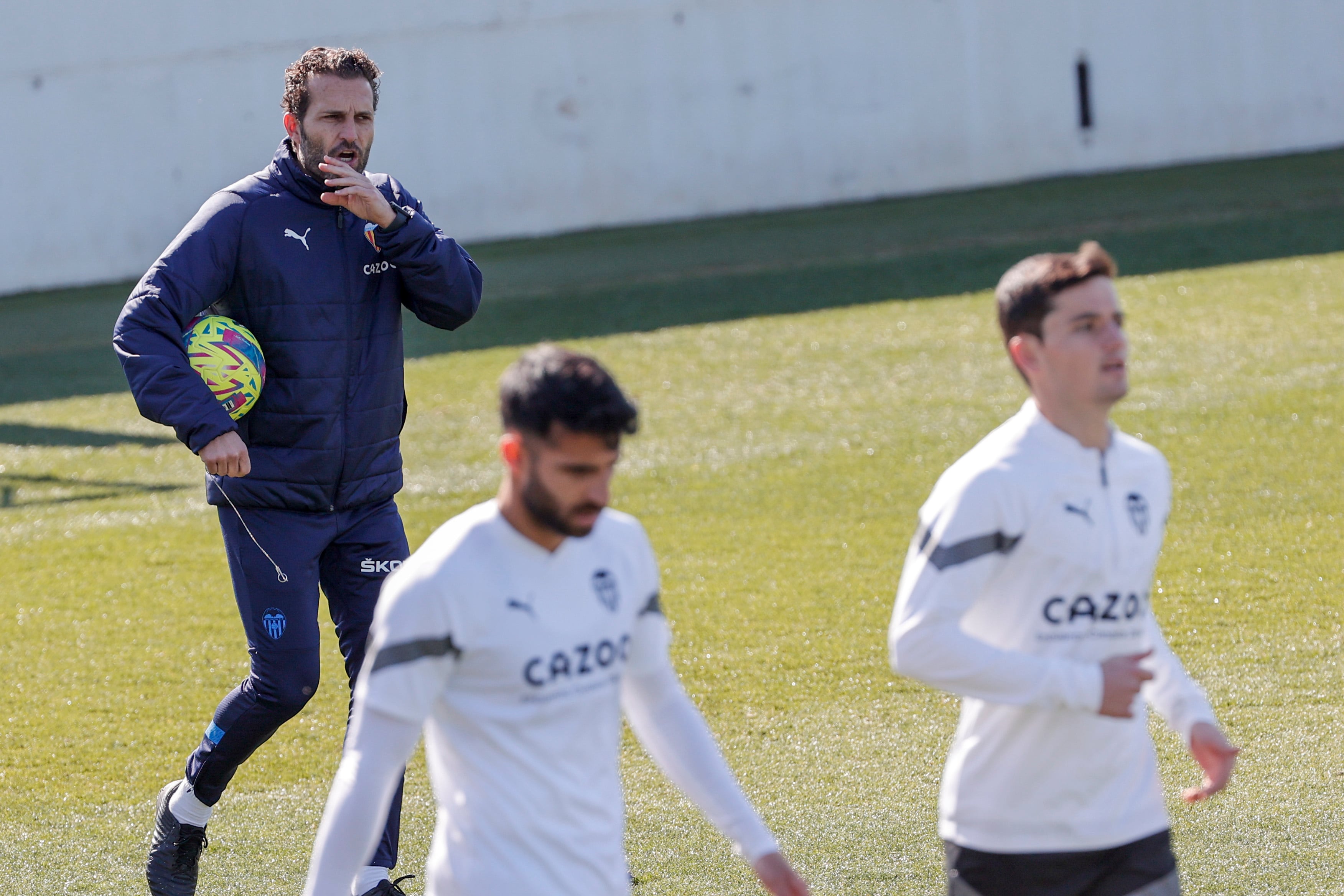 El nuevo entrenador del Valencia CF, Ruben Baraja, dirige la sesión que ha realizado el equipo valencianista en la Ciudad Deportiva de Paterna.EFE/ Manuel Bruque