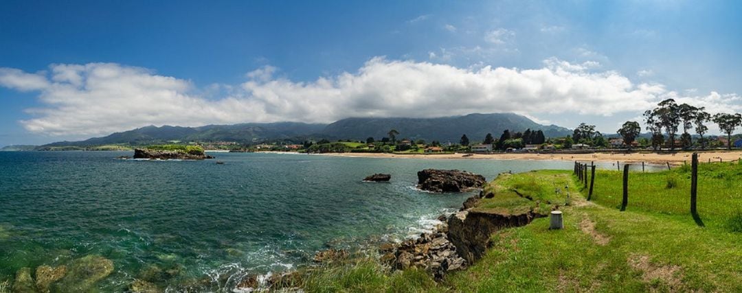 Una de las playas más conocidas de este concejo, con la sierra al fondo