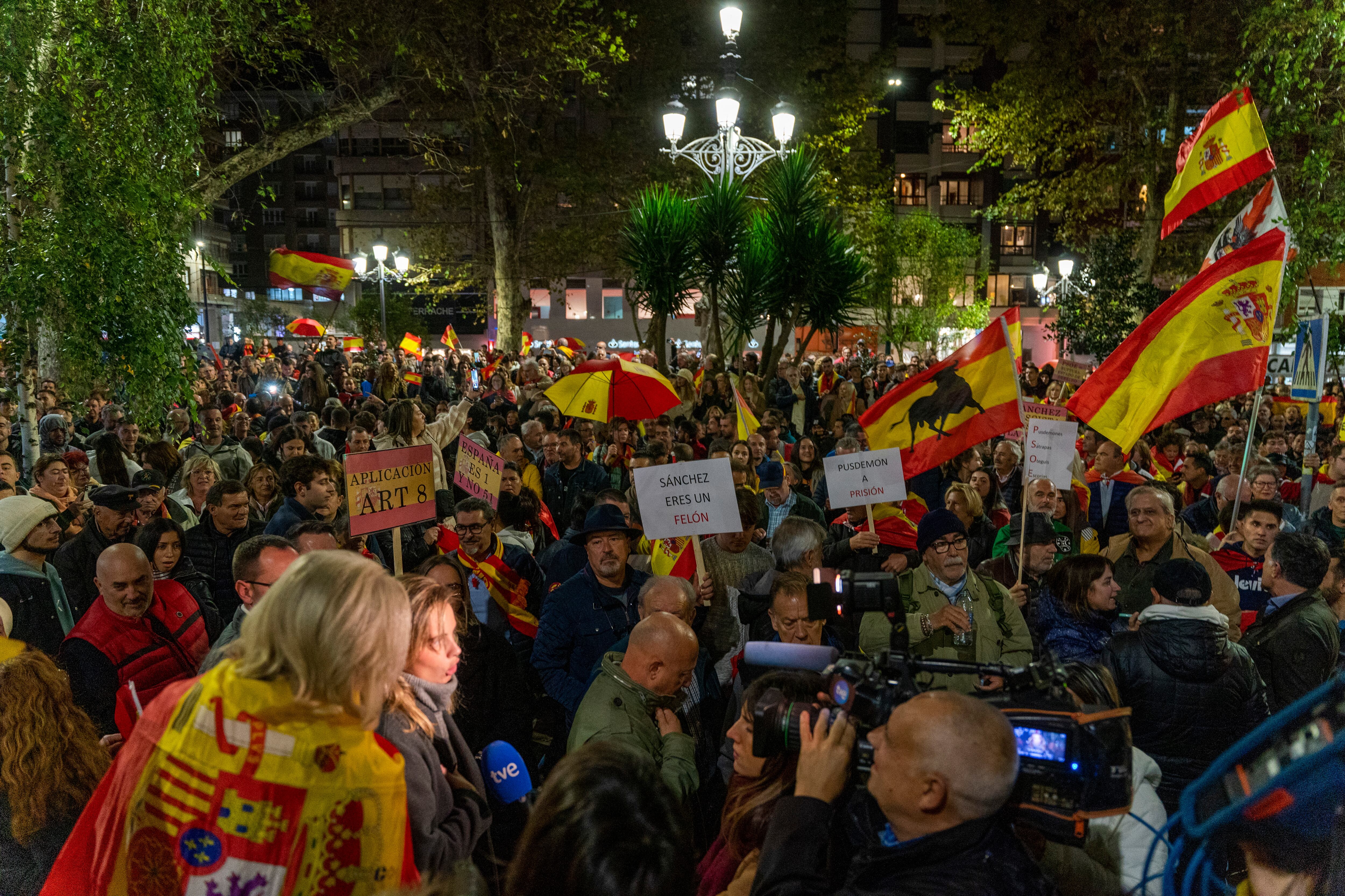 ***CORRECCIÓN AUTOR FOTO*** SANTANDER, 08/11/2023.- Imagen de la concentración realizada hoy miércoles frente a la sede del PSOE en Santander en protesta por las negociaciones para la conformación de un nuevo Gobierno. EFE/Roman G. Aguilera.
