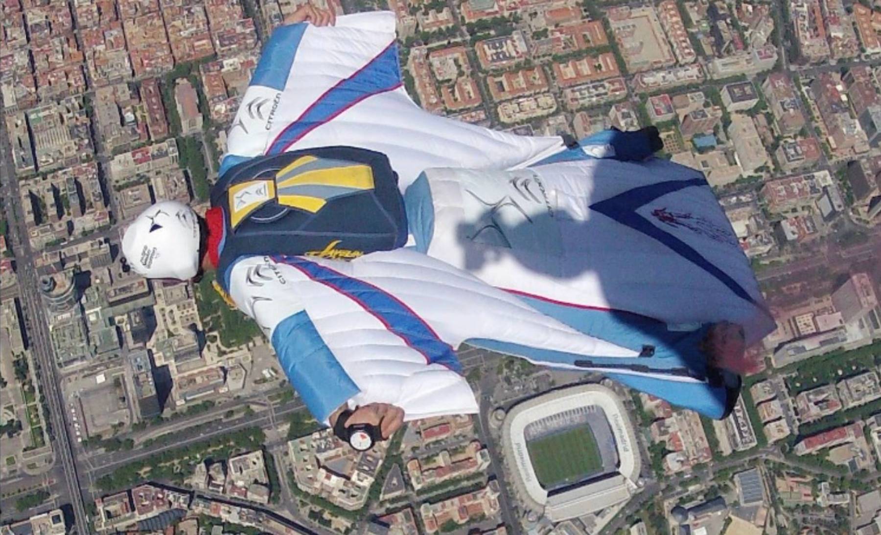 Darío Barrio, volando sobre el estadio Santiago Bernabéu de Madrid.