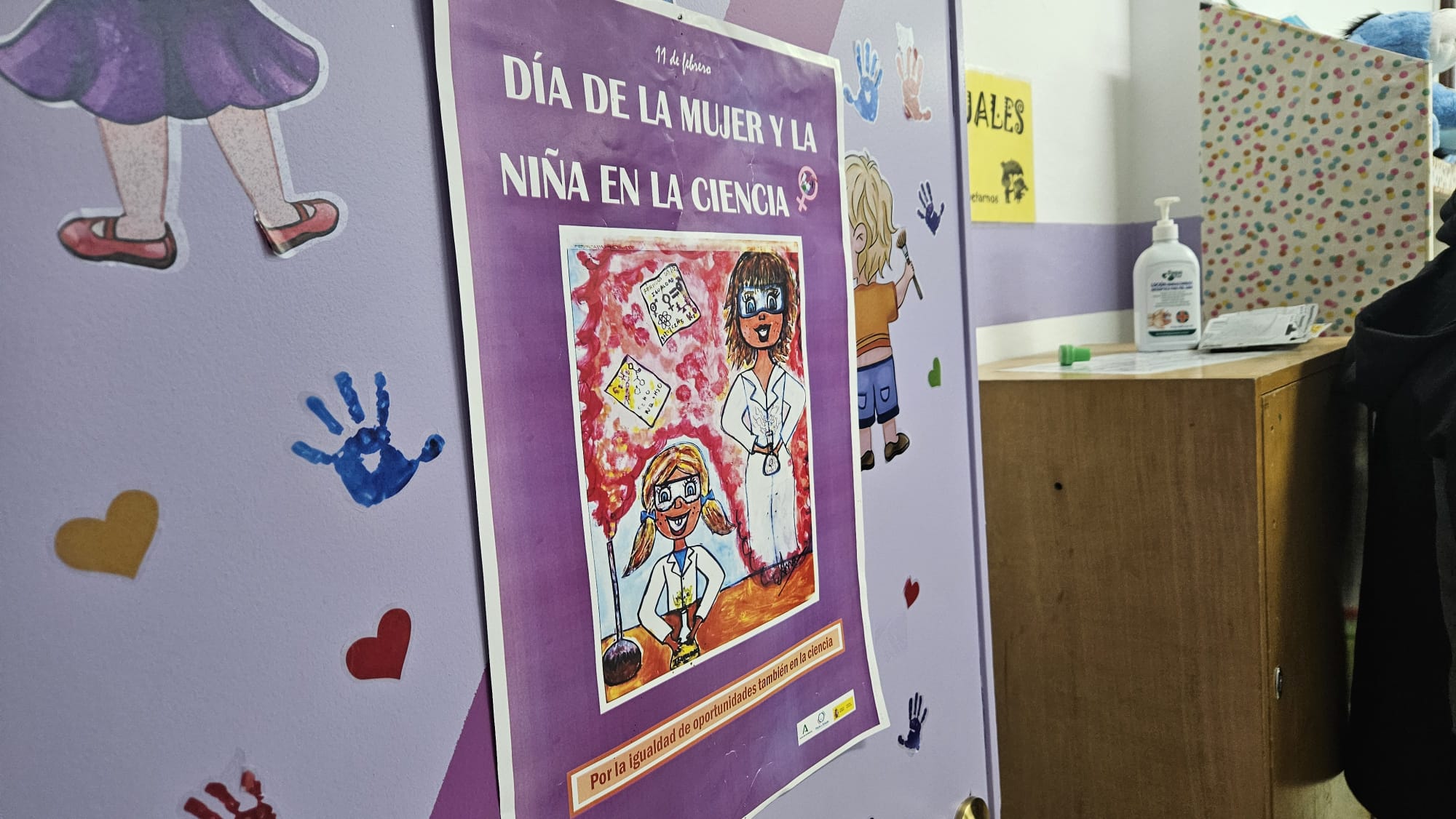 Cartel anunciador a la entrada del aula donde se han impartido los talleres