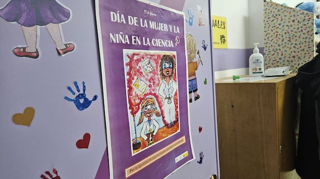 Cartel anunciador a la entrada del aula donde se han impartido los talleres