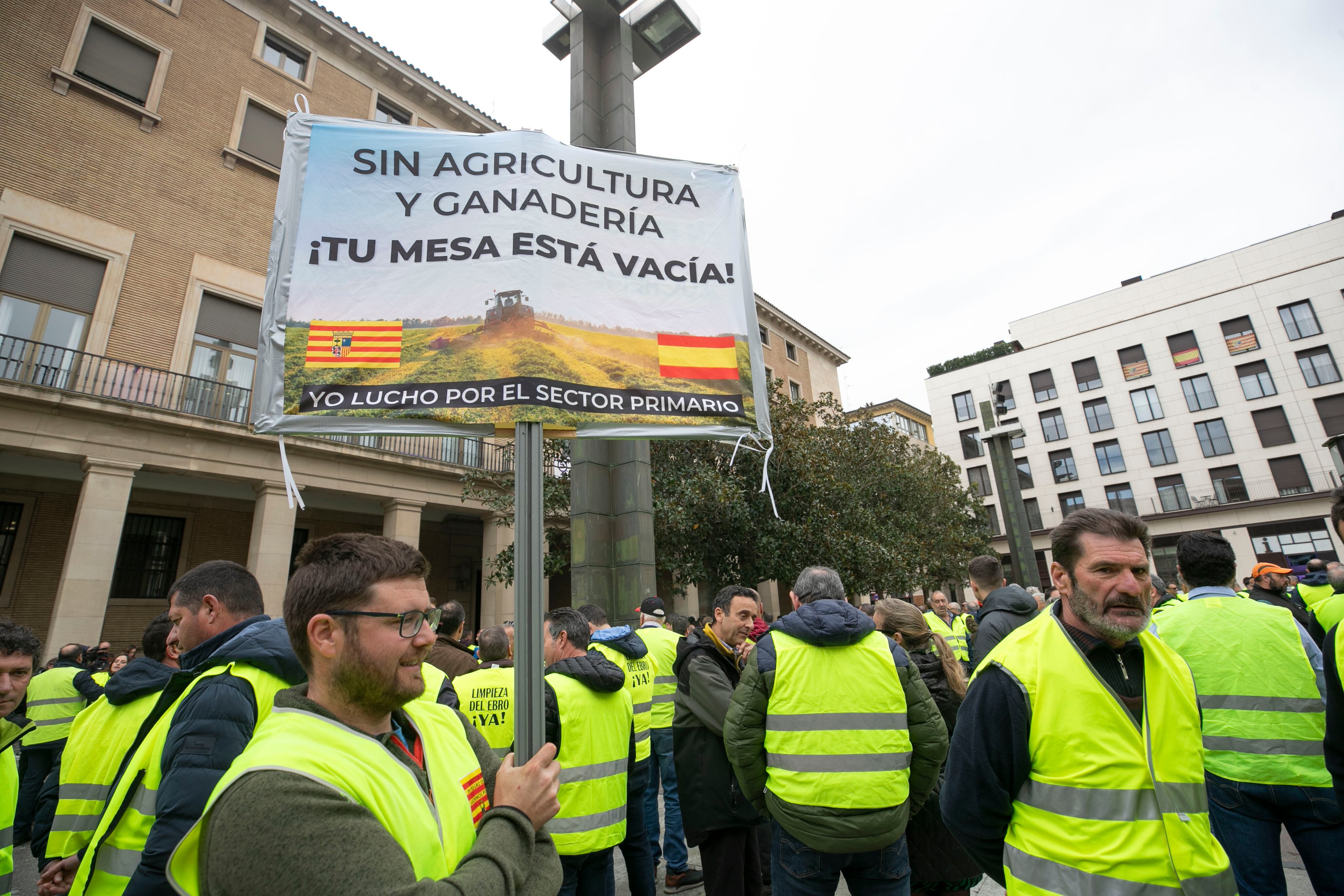 ZARAGOZA, 08/03/2024.- Los agricultores han llevado este viernes sus pancartas y su protesta hasta la delegación del Gobierno en Zaragoza. EFE/ Javier Cebollada