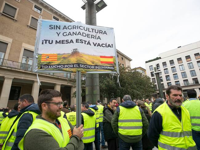 ZARAGOZA, 08/03/2024.- Los agricultores han llevado este viernes sus pancartas y su protesta hasta la delegación del Gobierno en Zaragoza. EFE/ Javier Cebollada