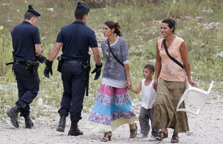 Policías desalojan familias gitanas de un campamento ilegal en Saint-Priest, cerca de Lyon.