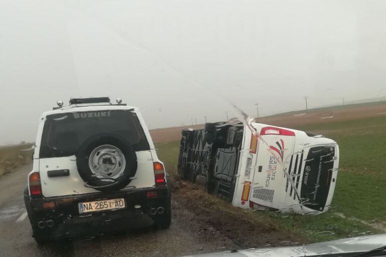 Aspecto del autobús volcado en la carretera ZA-604